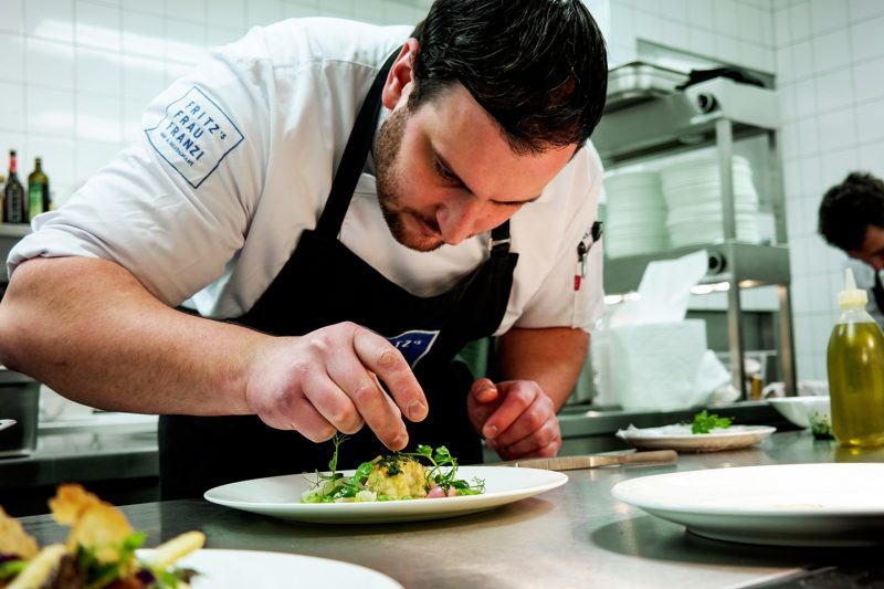 Sternekoch Benjamin Kriegel im Restaurant FRITZ’S FRAU FRANZI bei der Arbeit in der Küche, Food Fellas Blog