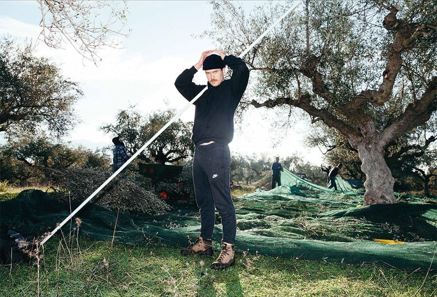 Marc von OEL bei der Olivenernte in Griechenland