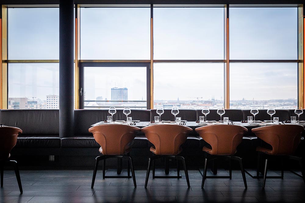 Tisch im Restaurant Golvet mit Blick über Berlin, Food Fellas