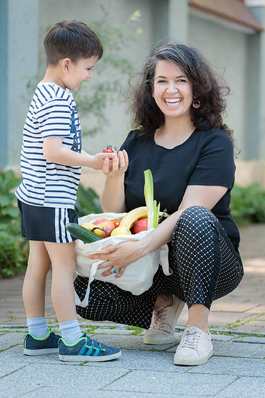 Günes Seyfarth mit Kind in der Community Kitchen Müchen, Food Fellas Interview