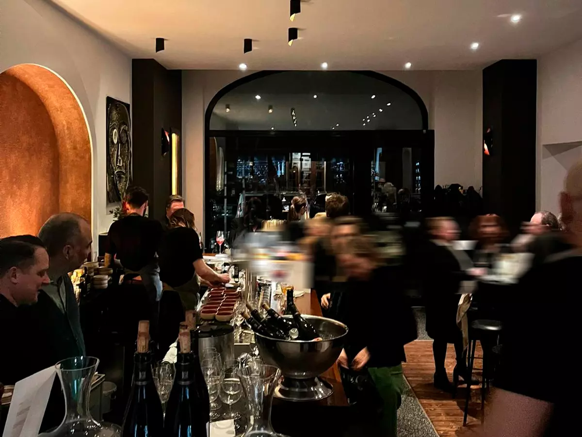 André Macionga eröffnet ein neues Restaurant in Berlin: ein Ort für Kunst auf dem Teller, im Glas und an den Wänden.